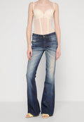 Denim Schlagjeans mit einem hellblauen Verlauf, der eine leichte Ausbleichung und subtile Abnutzungsspuren aufweist. Gerader Schnitt mit fünf Taschen und metallischen Akzenten.
