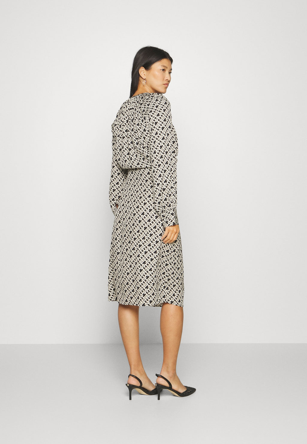 FLUID WAISTED MIDI DRESS Media 4