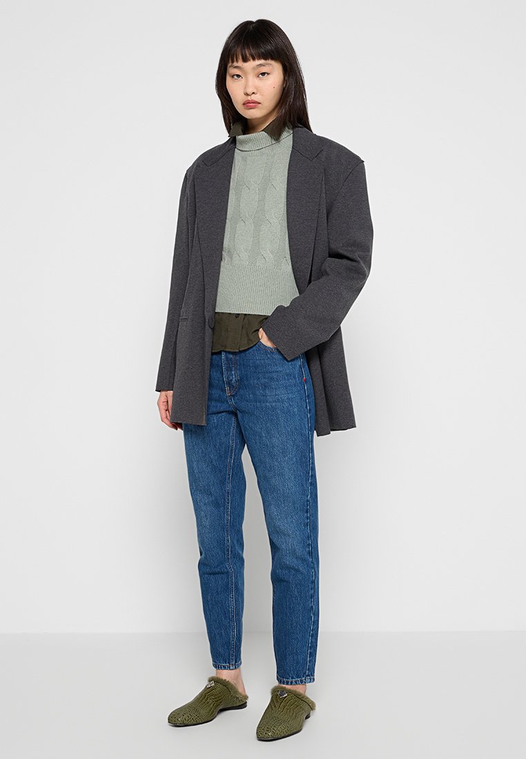 Tomorrow HEPBURN MOM FIT