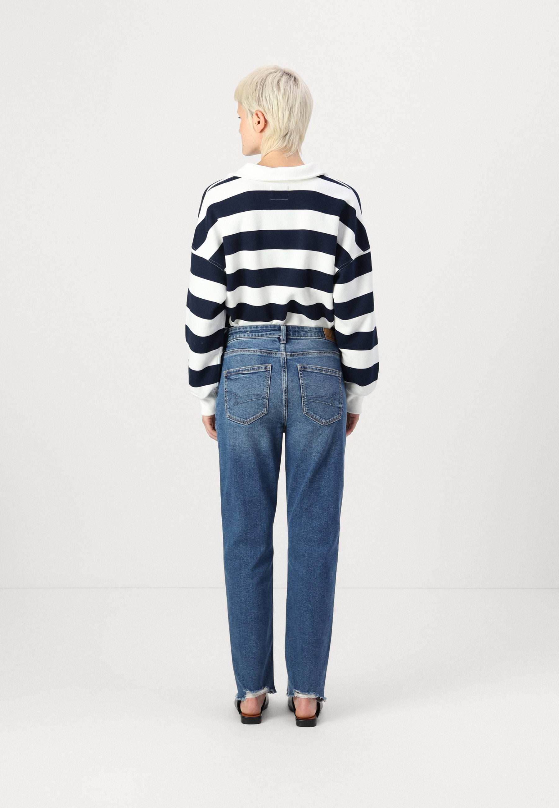 American Eagle MOM JEANS