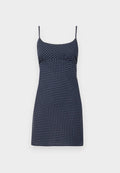 Marineblaues Kleid mit weißen Polka-Dots, das dünne verstellbare Träger und ein tailliertes Oberteil hat, das am Saum leicht ausgestellt ist.