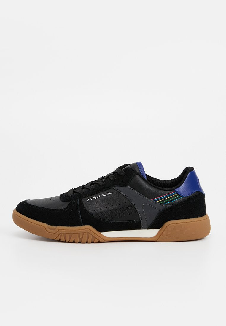Schwarzer Sneaker aus Wildleder- und Leder-Material. Verfügt über eine braune Gummisohle, perforierte Details und einen mehrfarbigen Akzent an der Seite.