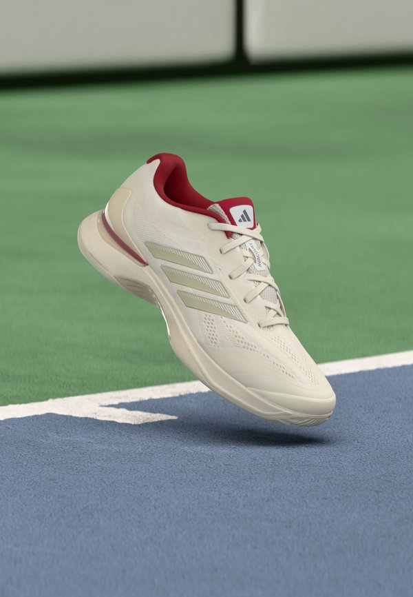 adidas Performance AVACOURT 3 - Multicourt tennis shoes - chalk white/ice gold-coloured metallic/team victory red