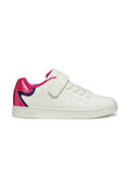Weiße Ledersneaker mit einem Klettverschluss und lila-pinken Glitzerelementen an der Ferse. Perforierte Seiten für Atmungsaktivität. Sichtbares Geox-Logo.