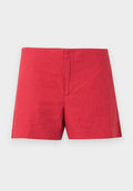 Rote Baumwollshorts mit einer flachen Vorderseite und einem verdeckten Reißverschluss, auf einem einfarbigen hellen Hintergrund präsentiert.