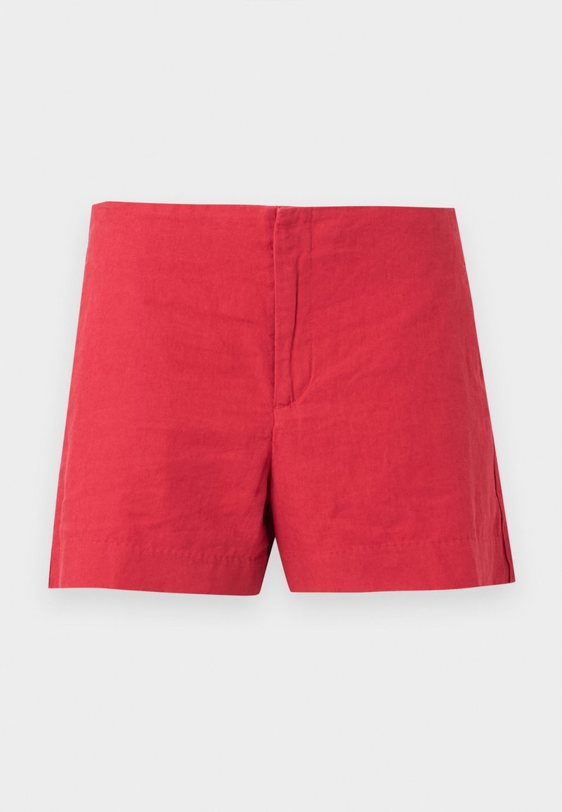 Rote Baumwollshorts mit einer flachen Vorderseite und einem verdeckten Reißverschluss, auf einem einfarbigen hellen Hintergrund präsentiert.