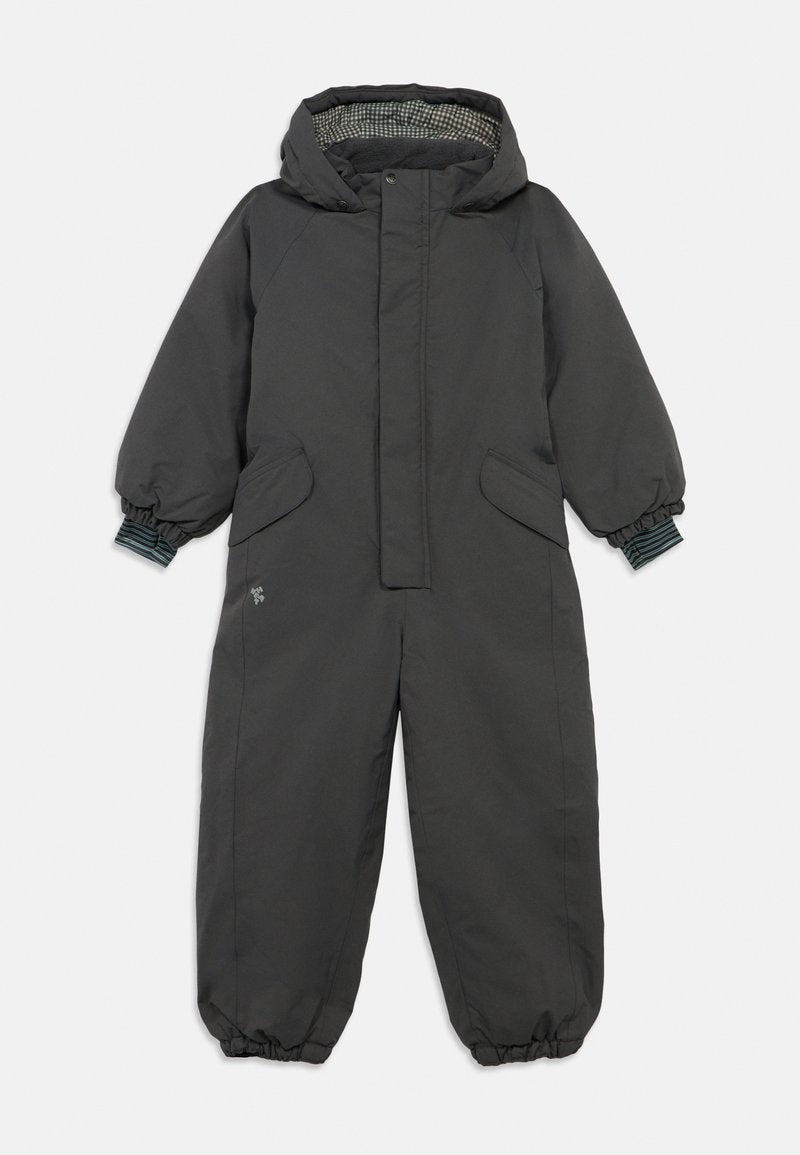 Dunkelgrauer Kinder-Schneeanzug mit Kapuze, elastischen Bündchen, zwei Vordertaschen und einem gemusterten Innenfutter. Robuster Stoff, durchgehender Reißverschluss.