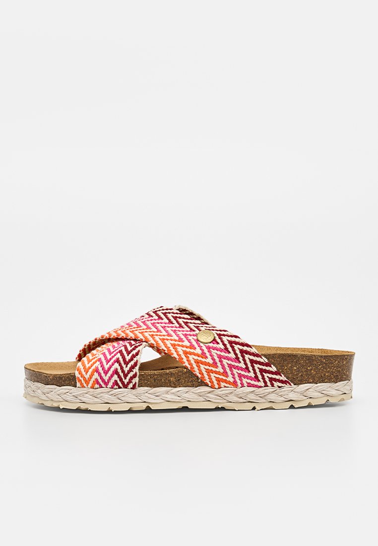 Slip-On Sandale mit Korksohle, geflochtenem Rand und gekreuzten Stoffriemen in pinkem, orangefarbenem und weißem Chevronmuster.