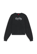 Schwarzer Baumwollpullover mit Rundhalsausschnitt, gerippten Bündchen und Saum. Mit grauer herzförmiger Schrift, die "HUGO" über der Brust buchstabiert.