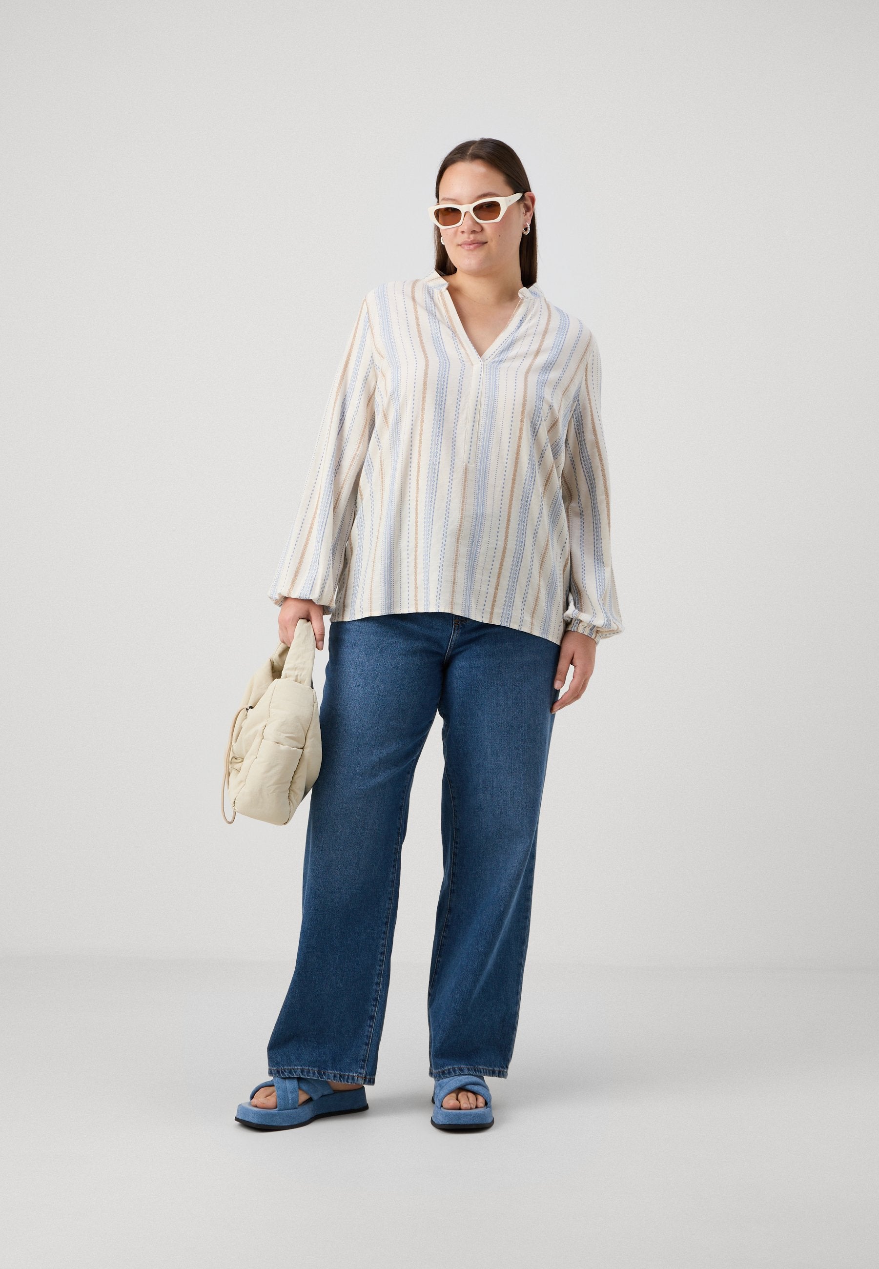 CARCAMELLIA LIFE V NECK Media 2