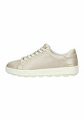 Beige Leder Sneaker mit glatter Textur, runder Zehenpartie und weißer Gummisohle, die ausgeprägte, abgerundete Stollen aufweist. Dezentes Branding an der Ferse.