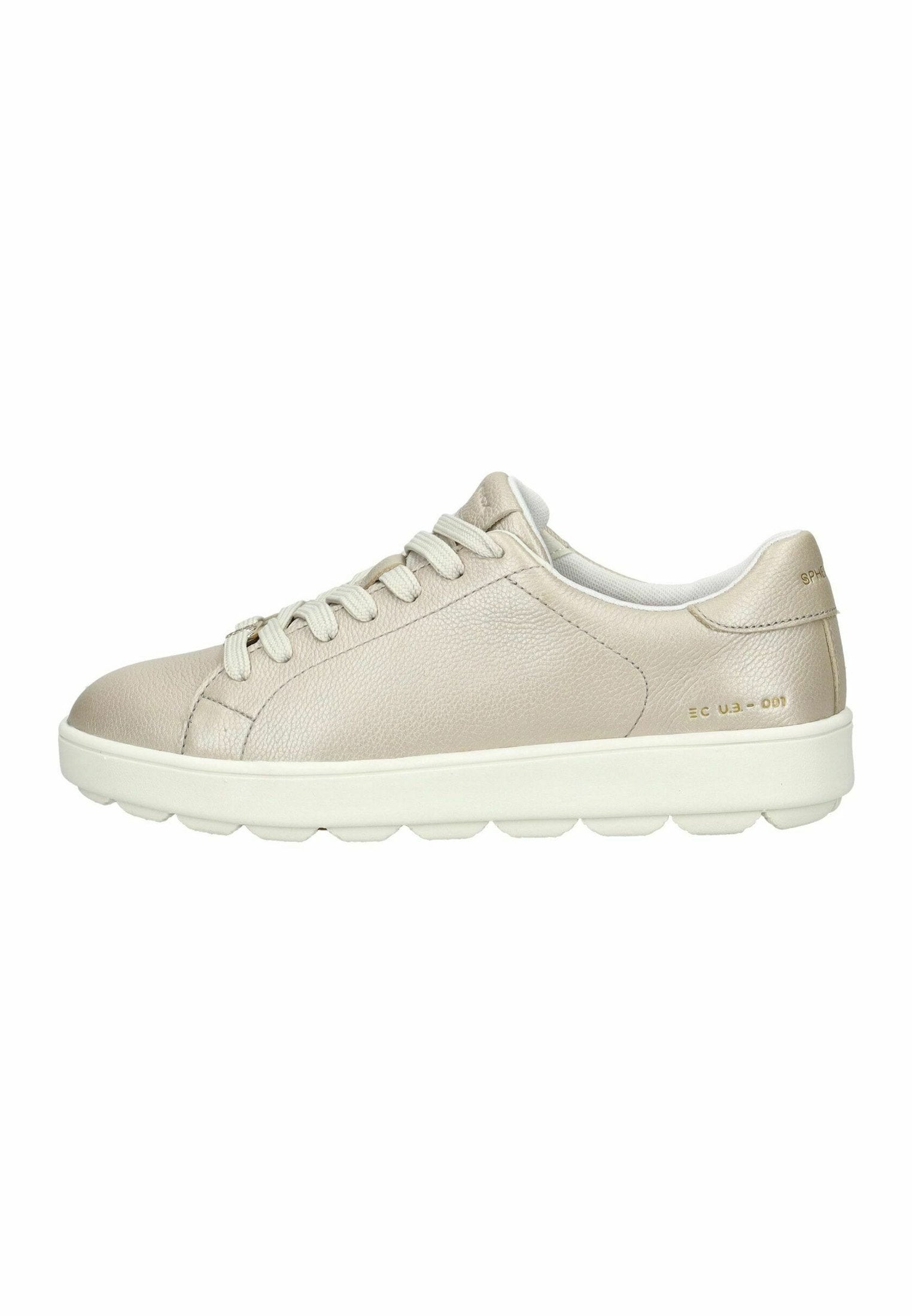 Beige Leder Sneaker mit glatter Textur, runder Zehenpartie und weißer Gummisohle, die ausgeprägte, abgerundete Stollen aufweist. Dezentes Branding an der Ferse.