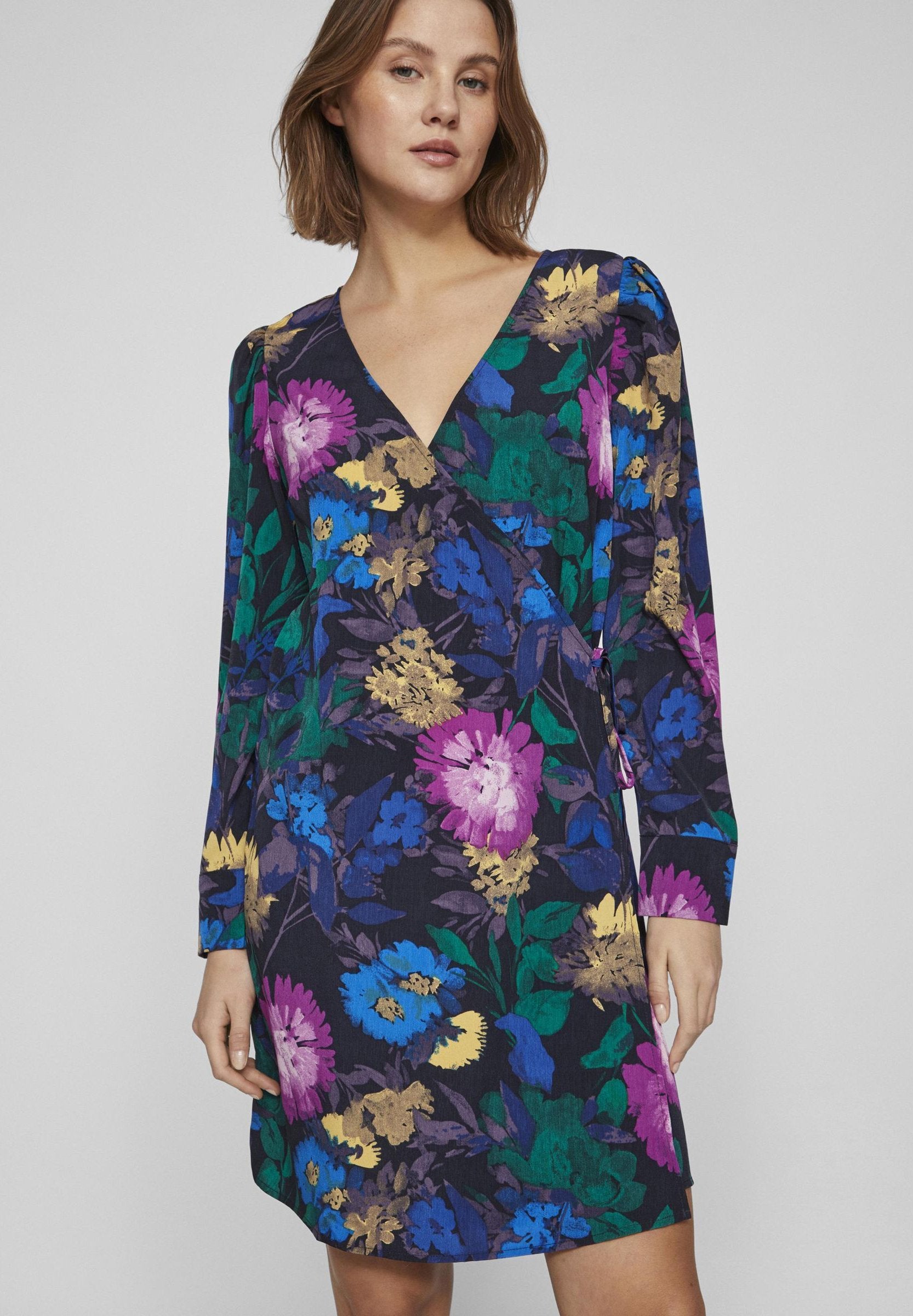 VILA VIBELINA LE V-NECK L S SHORT WRAP