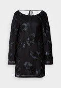 Schwarzes Kleid mit langen Ärmeln, das mit floralem Stickerei verziert ist, einem runden Halsausschnitt mit Bindebändern und einem transparenten unteren Saum. Glatter, strukturierter Stoff.