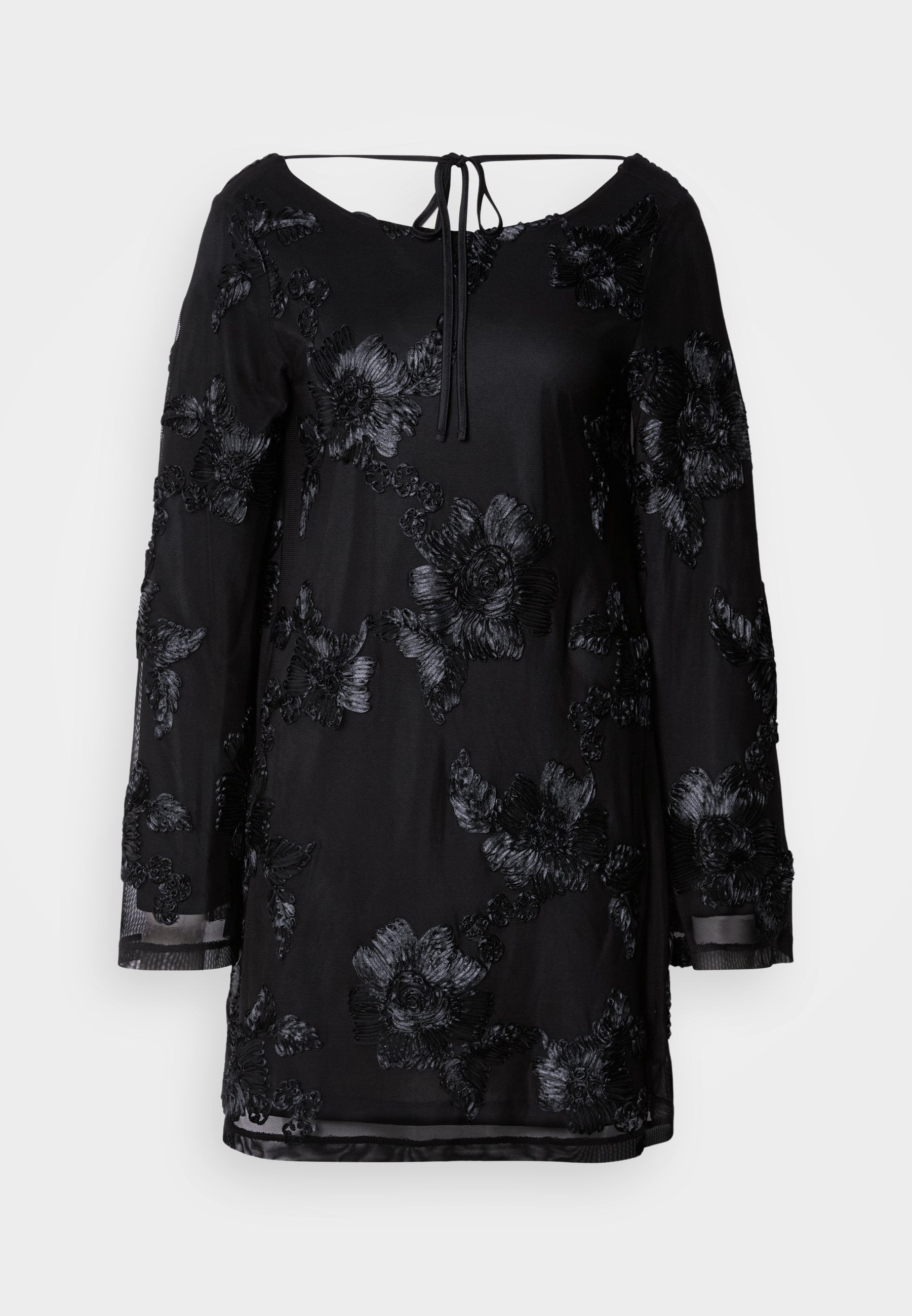 Schwarzes Kleid mit langen Ärmeln, das mit floralem Stickerei verziert ist, einem runden Halsausschnitt mit Bindebändern und einem transparenten unteren Saum. Glatter, strukturierter Stoff.