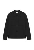 Schwarzer Cardigan aus geripptem Stoff, mit kragenförmigem Ausschnitt, zwei aufgesetzten Fronttaschen und Knopfverschluss in der Mitte.