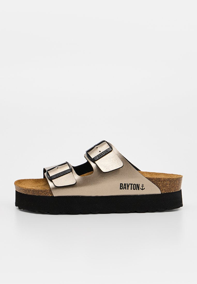 Offene Sandale mit zwei verstellbaren Metallic-Riemen, Korkfußbett, schwarzer Sohle und Bayton-Logo an der Seite.
