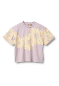 Lavendelfarbenes T-Shirt mit kurzen Ärmeln und großen gelben Blumenmustern auf der Vorderseite. Hergestellt aus weicher Baumwolle, mit lässiger Passform.