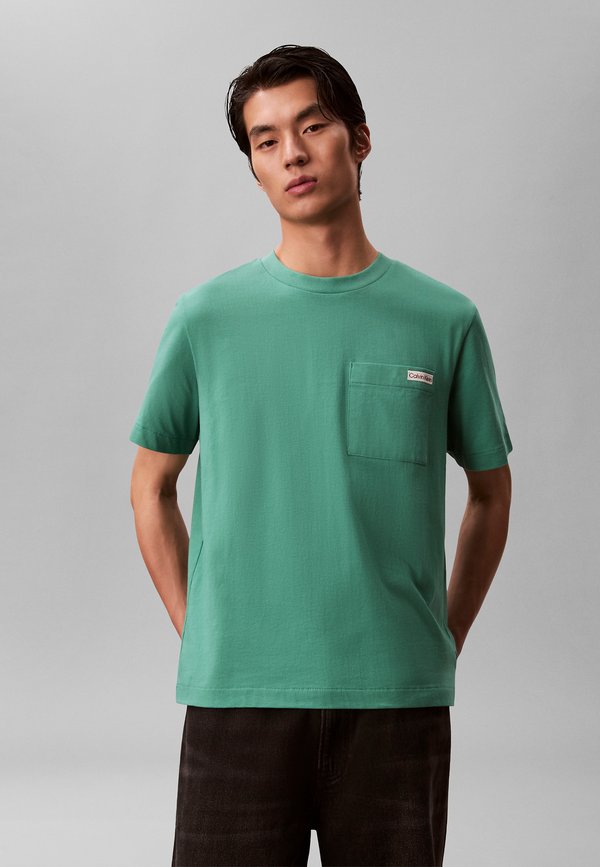 Calvin Klein Jeans EASY COIN POCKET - Basic T-shirt - wild green