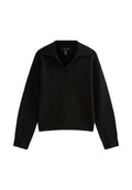 Schwarzer Pullover aus einem weichen Stoff mit V-Ausschnitt und weit geschnittenem Kragen. Besitzt lange Ärmel und ein lässiges Design.
