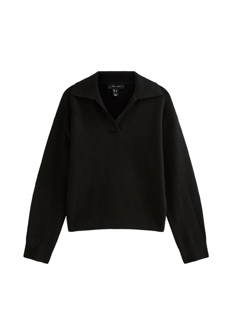 Schwarzer Pullover aus einem weichen Stoff mit V-Ausschnitt und weit geschnittenem Kragen. Besitzt lange Ärmel und ein lässiges Design.