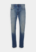 Blaue Denim-Jeans mit geradem Schnitt, Fünf-Taschen-Design und ausgewaschenem Look. Mit Knopfverschluss und dezenten Nähten.