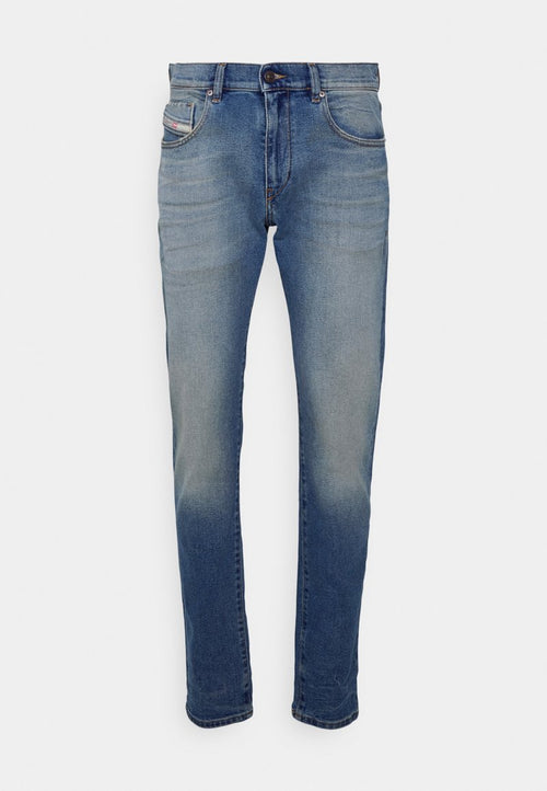 Blaue Denim-Jeans mit geradem Schnitt, Fünf-Taschen-Design und ausgewaschenem Look. Mit Knopfverschluss und dezenten Nähten.