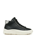 Schwarzer High-Top-Sneaker mit glattem Lederobermaterial, silbernem Akzent an der Ferse und weißer Gummisohle mit strukturierten Rillen.