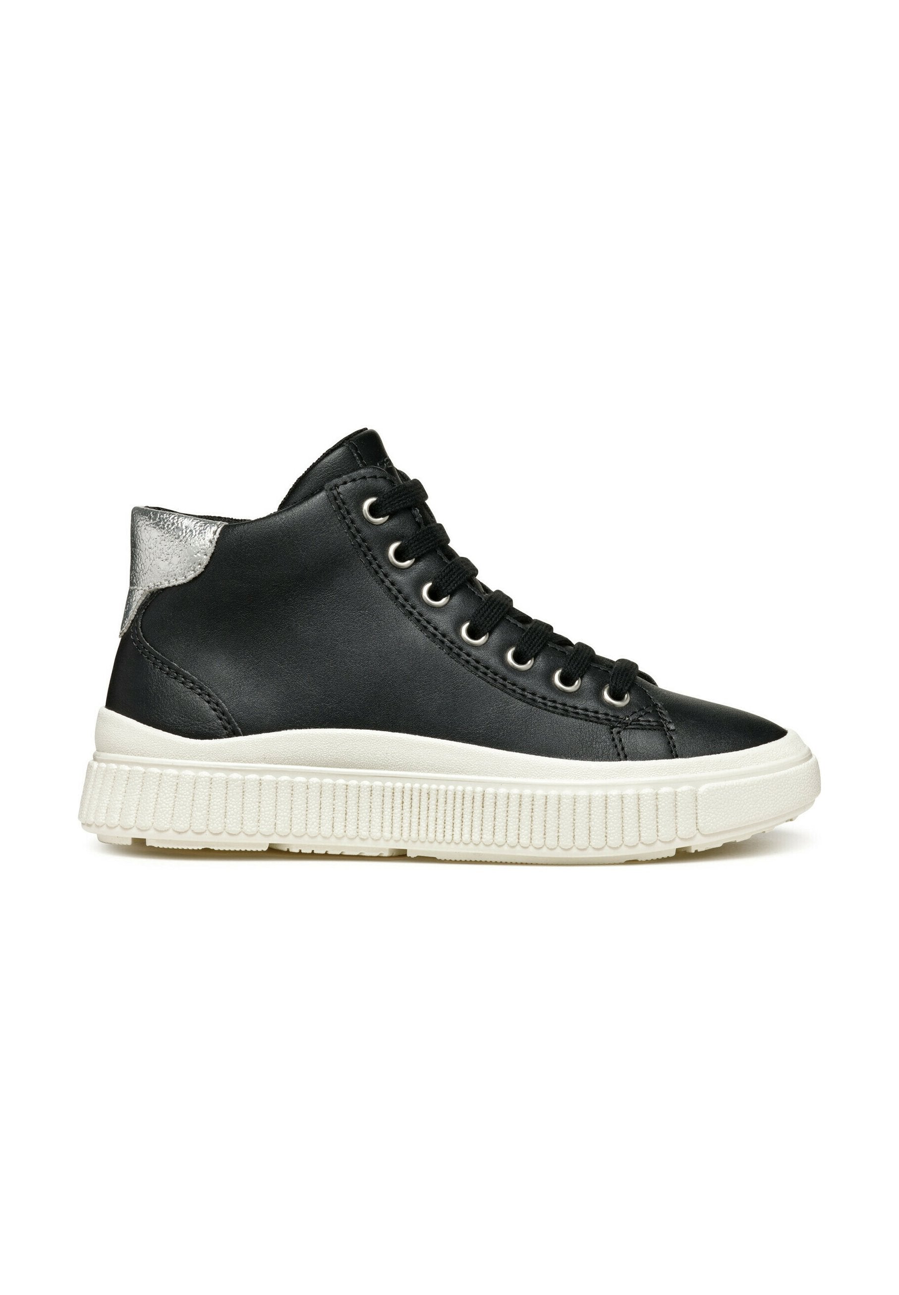 Schwarzer High-Top-Sneaker mit glattem Lederobermaterial, silbernem Akzent an der Ferse und weißer Gummisohle mit strukturierten Rillen.