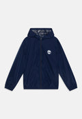 Marineblaue, leichte Jacke aus glattem, wasserabweisendem Material. Verfügt über eine Kapuze, einen durchgehenden Reißverschluss und ein weißes Logo auf der Brust.