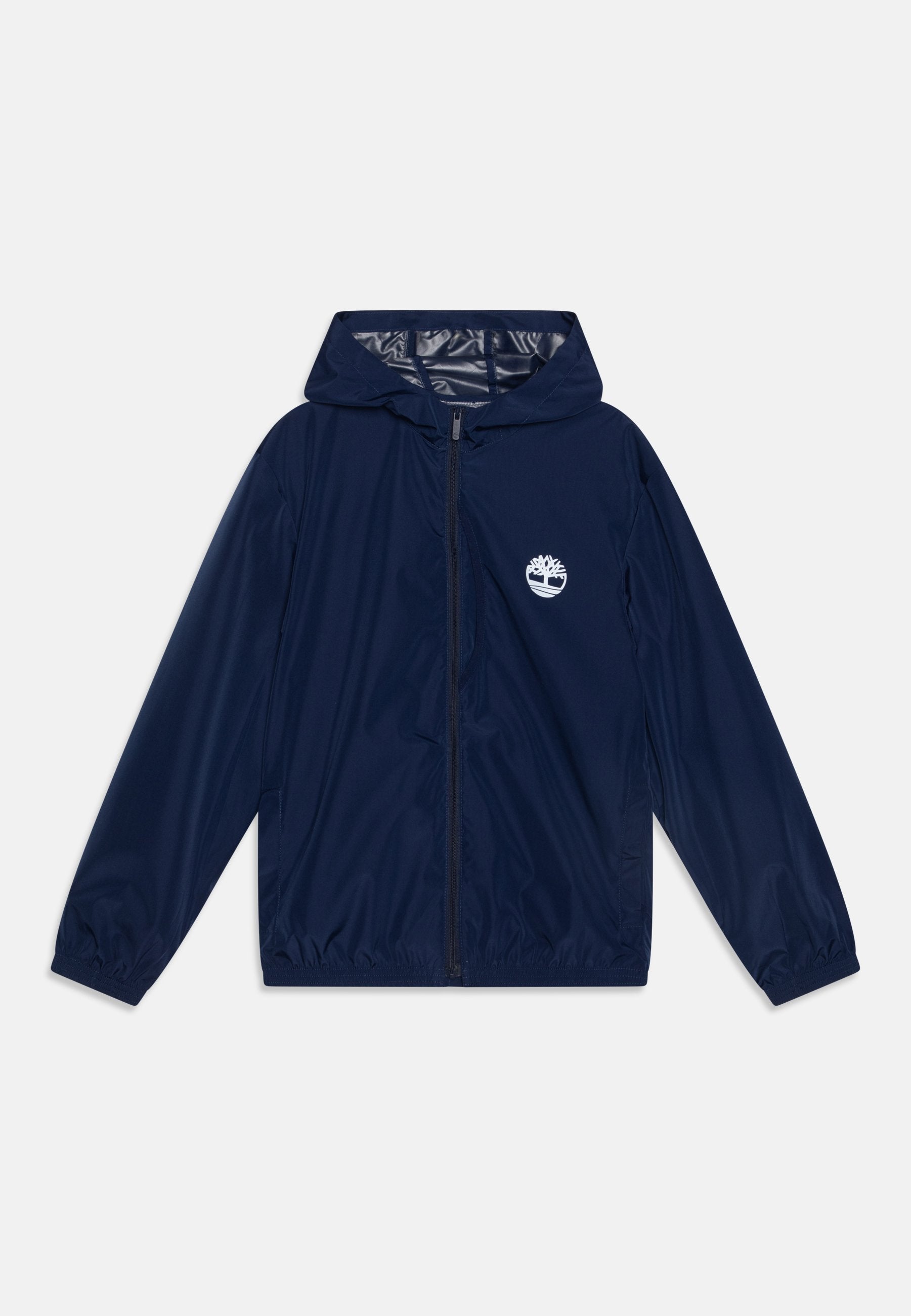 Marineblaue, leichte Jacke aus glattem, wasserabweisendem Material. Verfügt über eine Kapuze, einen durchgehenden Reißverschluss und ein weißes Logo auf der Brust.