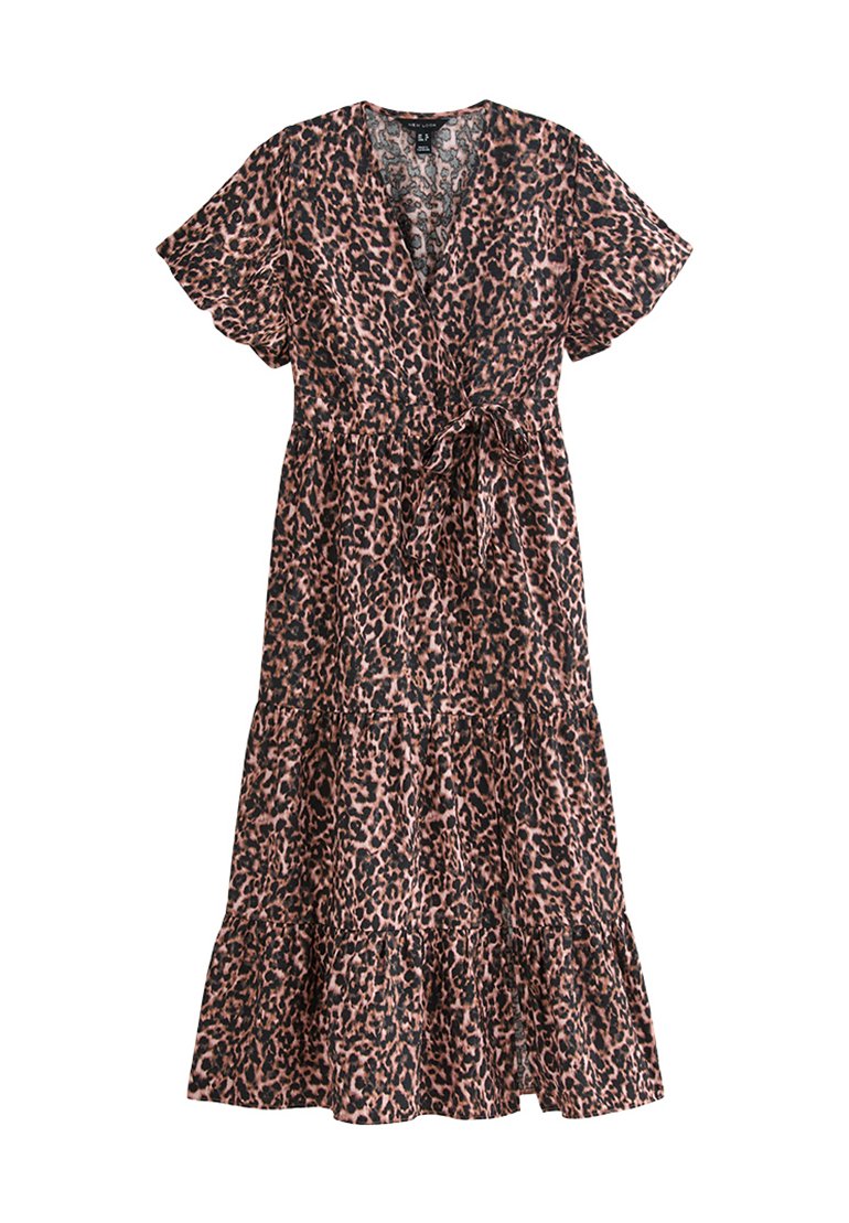 Leopardenmuster-Kleid mit kurzen, ausgestellten Ärmeln, V-Ausschnitt, geraffter Taille und gestuftem, rüschendem Saum. Die Farben sind Pink und Schwarz.
