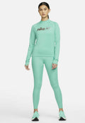 Mintgrünes Langarmoberteil mit Nike Air-Logo, kombiniert mit passenden Leggings. Der Stoff wirkt glatt und enganliegend, mit einem nahtlosen Design.