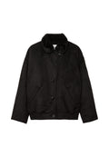 Schwarze Wildlederjacke mit einem weichen Fellkragen, mit Knopfverschluss, zwei Seitentaschen und einem elastischen Bündchen für eine lockere Passform.