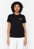 Schwarzes Baumwoll-T-Shirt, kurze Ärmel, Rundhalsausschnitt, mit einem goldenen Herz und dem Markenlogo im linken Brustbereich. Glatte Textur.