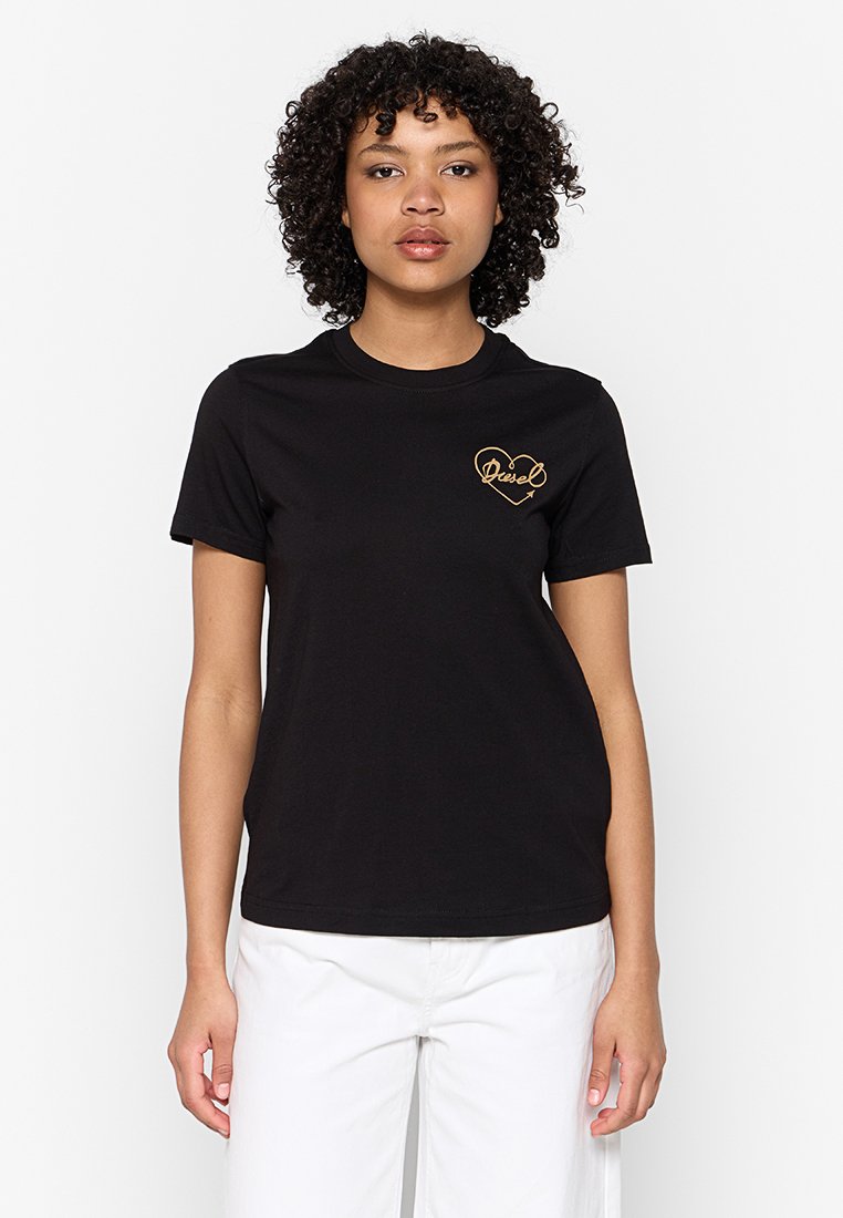 Schwarzes Baumwoll-T-Shirt, kurze Ärmel, Rundhalsausschnitt, mit einem goldenen Herz und dem Markenlogo im linken Brustbereich. Glatte Textur.