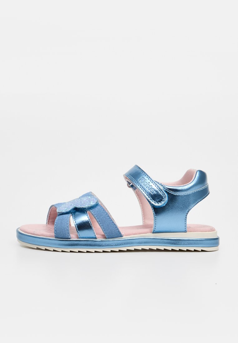 Kindersandale mit offenem Zehenbereich in metallic Blau mit verstellbarem Knöchelriemen, glitzerndem Schleifendetail und pink gepolsterter Innensohle.