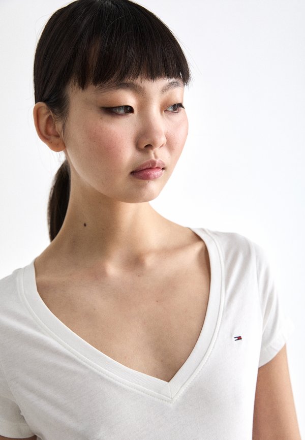 Tommy Jeans SLIM V NECK TEE