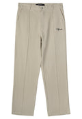 Beige strukturierte Hose mit einem lockeren Schnitt, ausgestattet mit Fronttaschen, einer einzelnen Gesäßtasche und einem gestickten Logo am linken Oberschenkel.