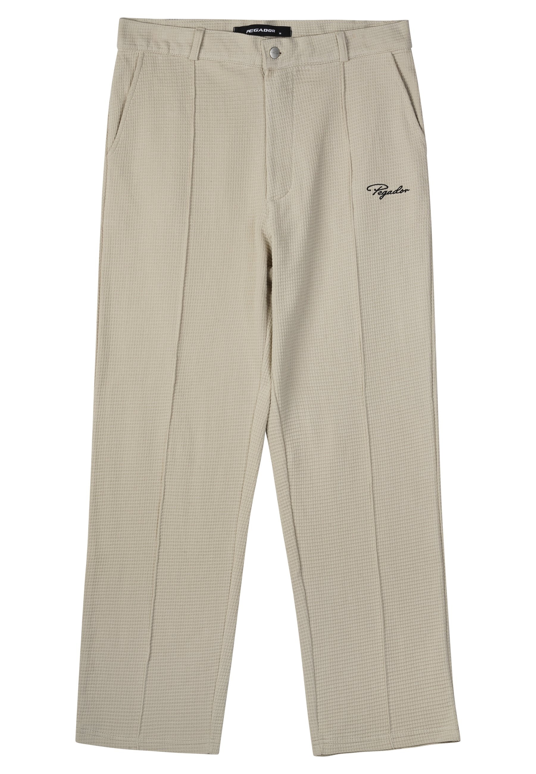 Beige strukturierte Hose mit einem lockeren Schnitt, ausgestattet mit Fronttaschen, einer einzelnen Gesäßtasche und einem gestickten Logo am linken Oberschenkel.