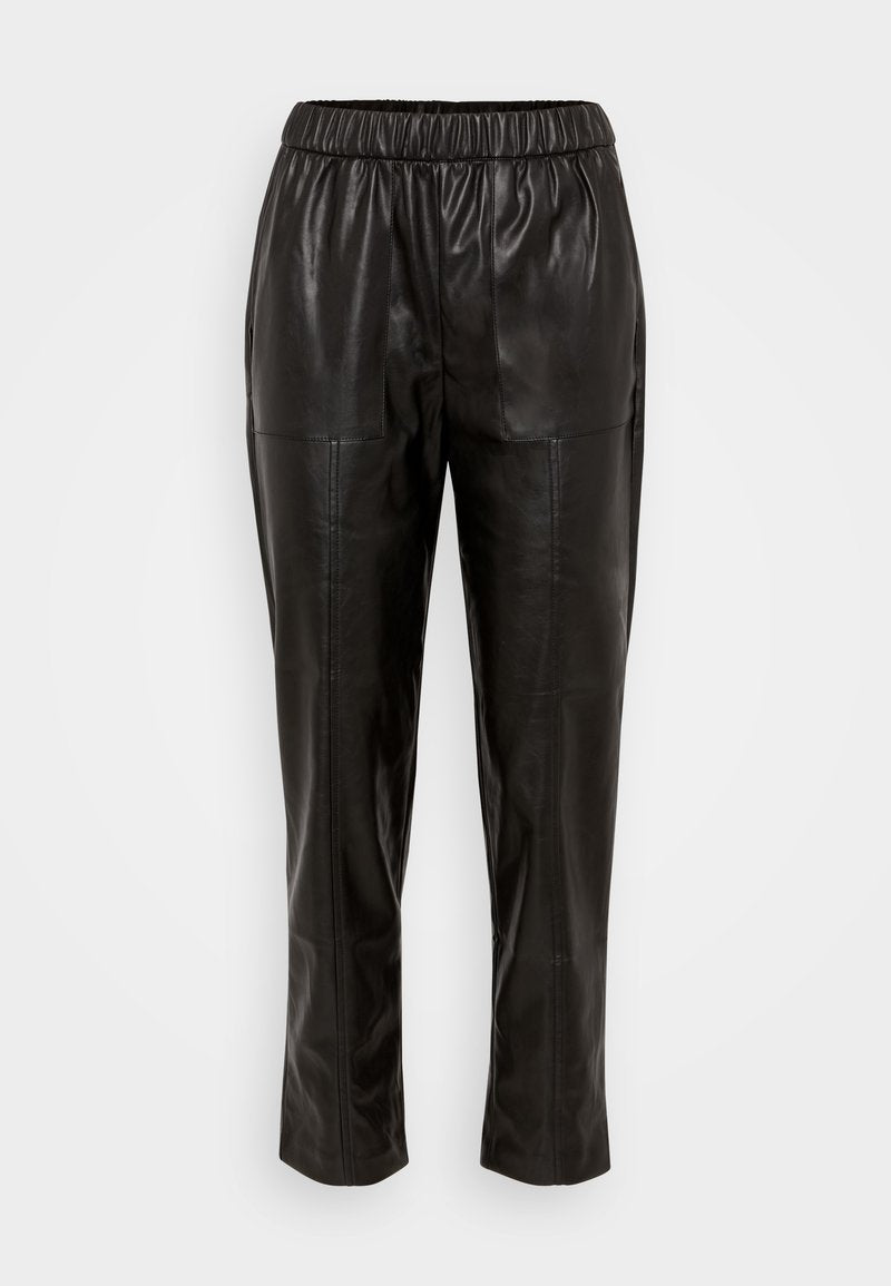 Schwarze Lederhosen mit elastischem Bund, ausgestattet mit zwei seitlichen Taschen und einem schmal zulaufenden Bein. Glatte Textur und minimale Details.