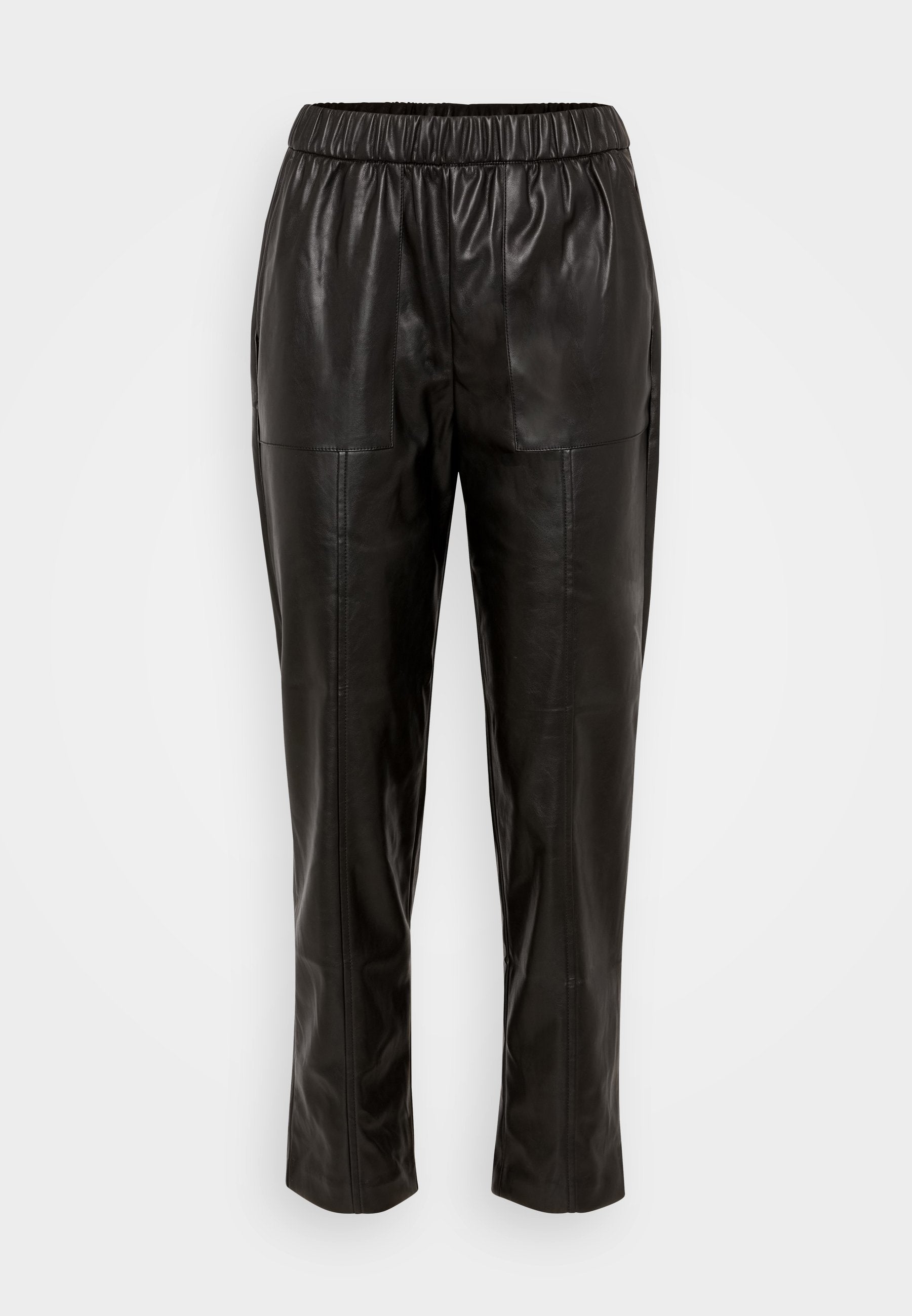 Schwarze Lederhosen mit elastischem Bund, ausgestattet mit zwei seitlichen Taschen und einem schmal zulaufenden Bein. Glatte Textur und minimale Details.