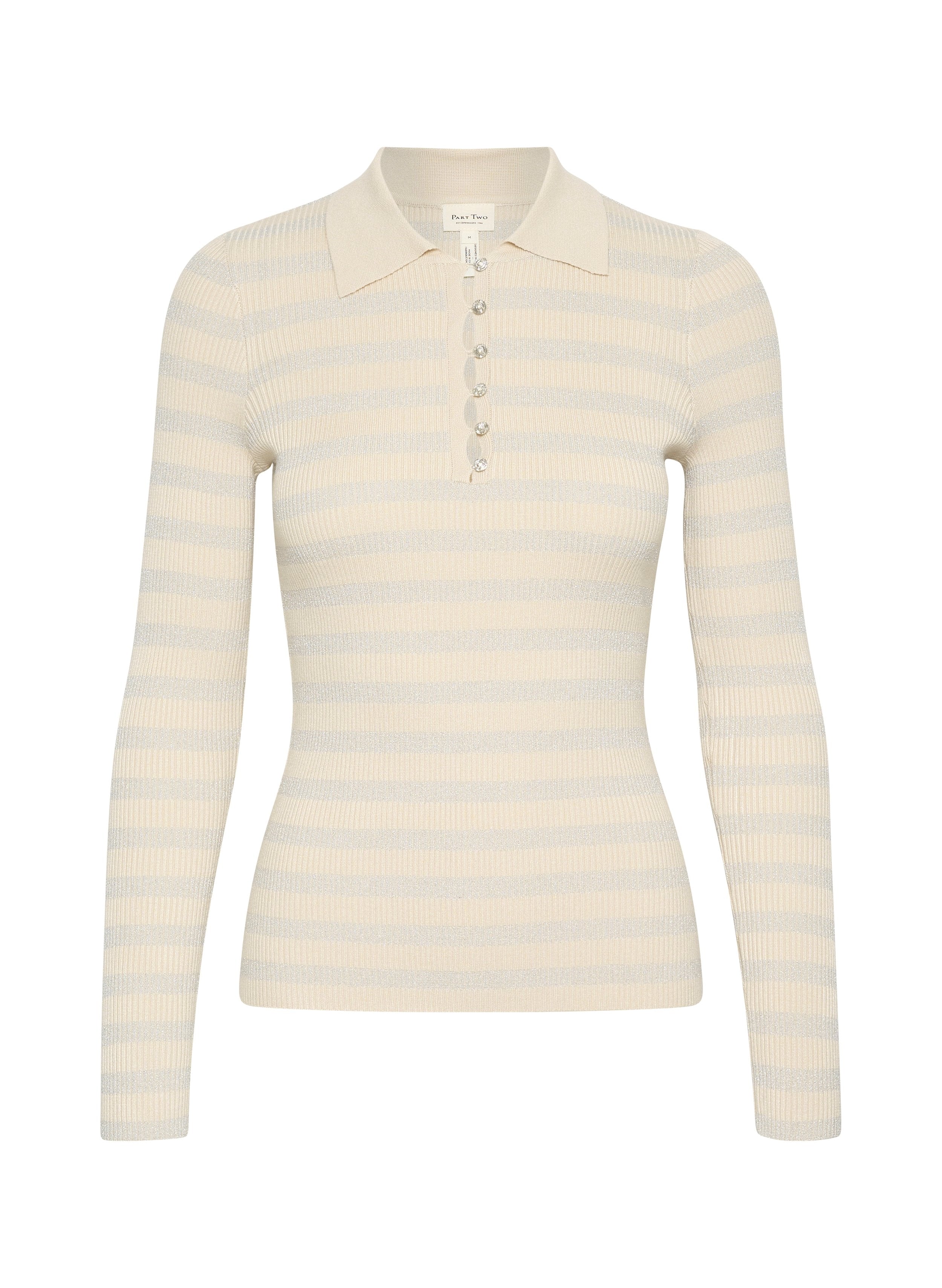 Langärmliger, cremefarbener Polopullover mit horizontalen grauen Streifen, geripptem Textur und einer Knopfleiste mit fünf Knöpfen. Weicher Stoff.
