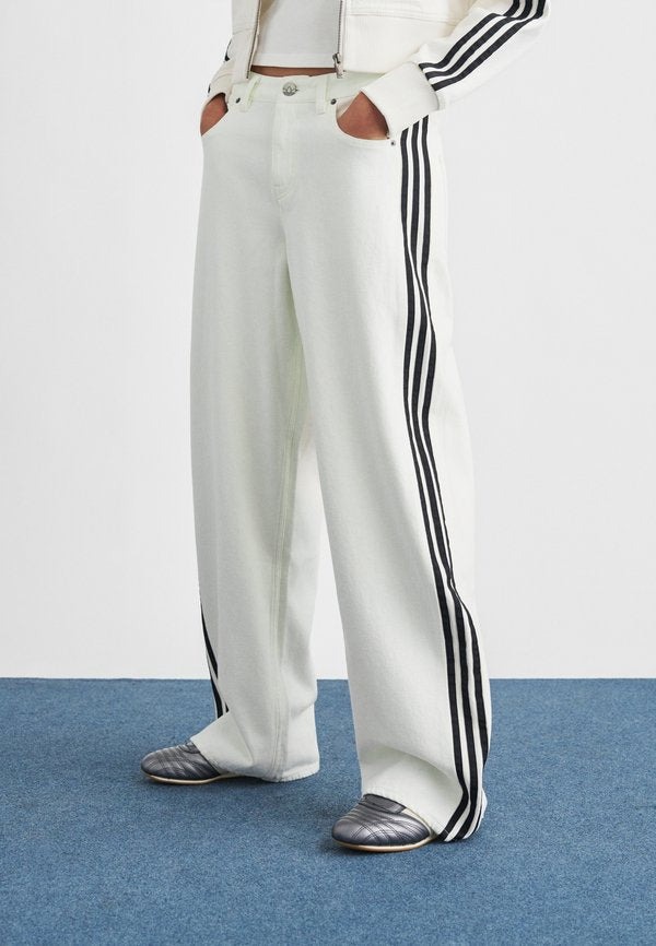 adidas Originals FIREBIRD JEANS - Wide Leg - cloud white