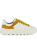 Weißer Sneaker mit einer strukturierten Gummisohle, gelben Satin-Schnürsenkeln und einem hellbraunen Wildlederakzent an der Seite. Obermaterial aus glattem Leder, minimalistisches Design.