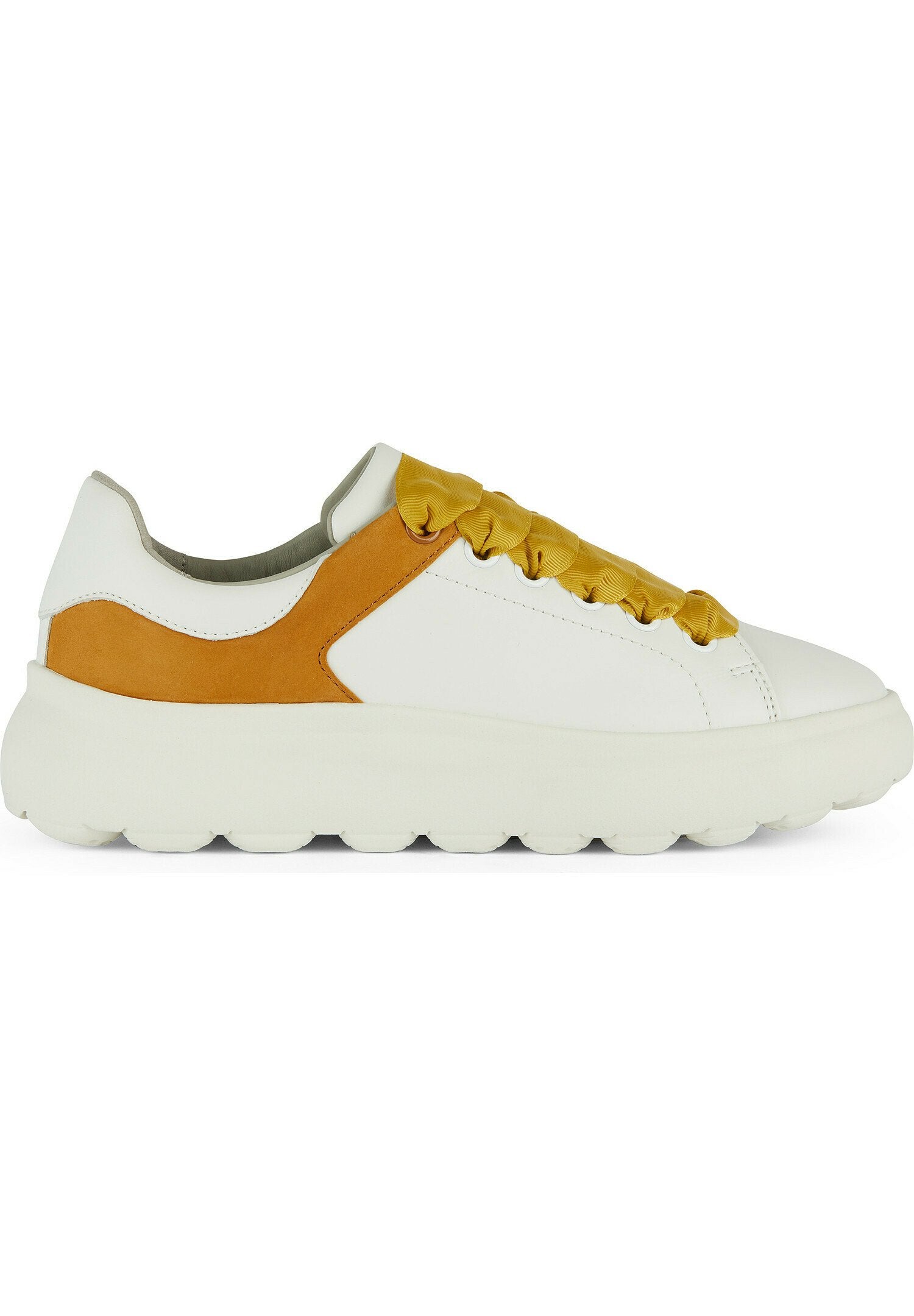 Weißer Sneaker mit einer strukturierten Gummisohle, gelben Satin-Schnürsenkeln und einem hellbraunen Wildlederakzent an der Seite. Obermaterial aus glattem Leder, minimalistisches Design.