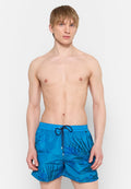 Blaue Schwimmshorts mit einem wellenförmigen Muster, hergestellt aus leichtem Stoff. Verfügt über einen elastischen Bund und einen Kordelzug zur Anpassung.