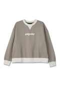 Grau gestreifter Pullover mit einem weißen V-Ausschnitt, ausgestattet mit einem Logo auf der Brust und einer kurzen Passform. Weicher Stoff mit gerippten Bündchen und Saum.