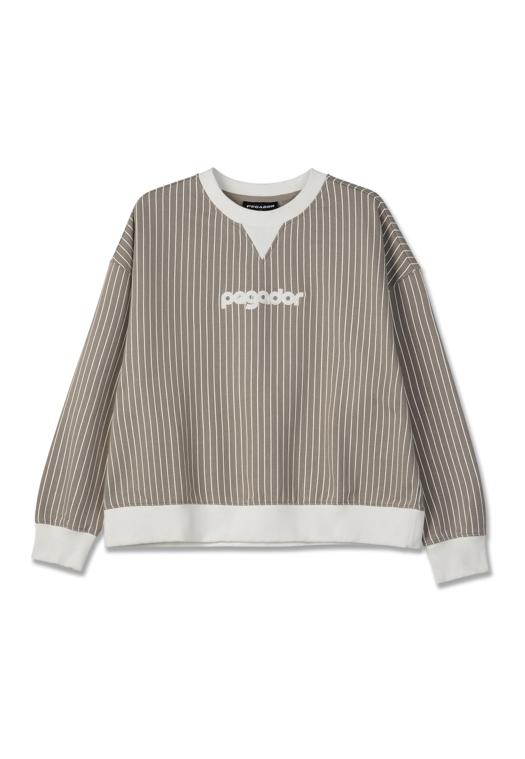 Grau gestreifter Pullover mit einem weißen V-Ausschnitt, ausgestattet mit einem Logo auf der Brust und einer kurzen Passform. Weicher Stoff mit gerippten Bündchen und Saum.