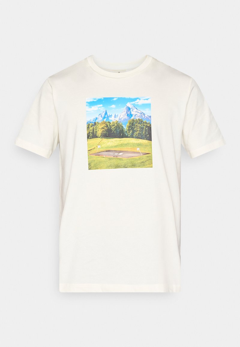 Cremefarbenes Baumwoll-T-Shirt mit einem rechteckigen Grafikdruck von Bergen und Grünflächen auf der Vorderseite. Kurzärmlig, klassischer Schnitt.
